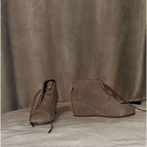 Sandstorm colored TOMS ankle boot wedge size 8.5